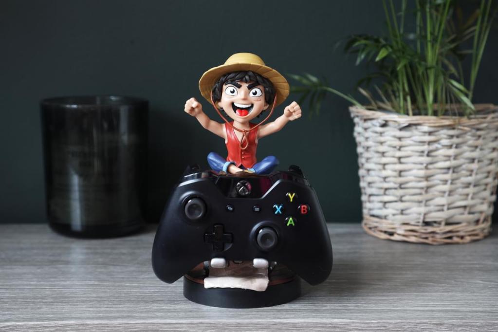 ONE PIECE NETFLIX - Luffy Wanted - Support Manette & Portable - 20cm