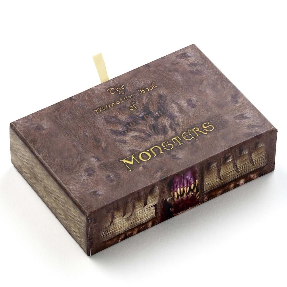 HARRY POTTER - Gift Set Monster Book - Keychain & Pin Badge