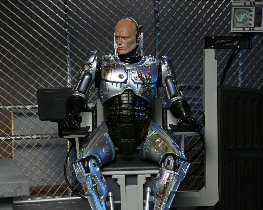 ULTIMATE ROBOCOP - Battle Damaged w/Chair - Figurine articulée 20cm