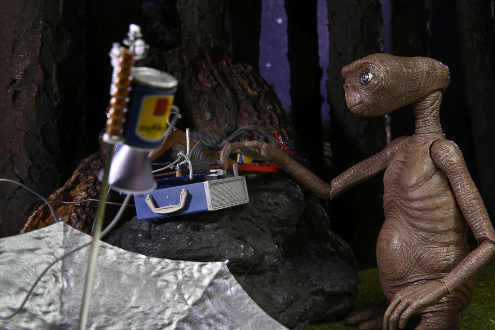 E.T. - Ultimate Deluxe E.T. - Figurine 40ème anniversaire 18cm