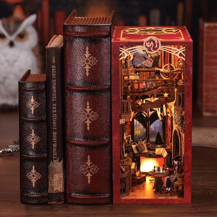 BOOK NOOK KIT - DIY - Flame Common Room - 226pc + LED Light