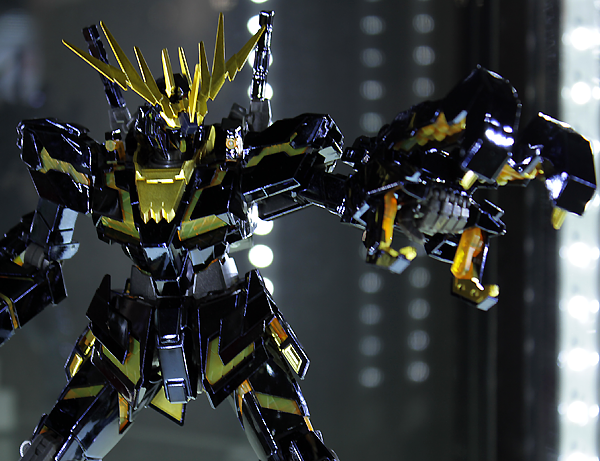 MG RX-0 Unicorn Gundam 02 Banshee Titanium Finish 1/100