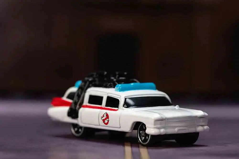 GHOSTBUSTERS ECTO 1 & STAY PUFT DIORAMA NANO SCENE