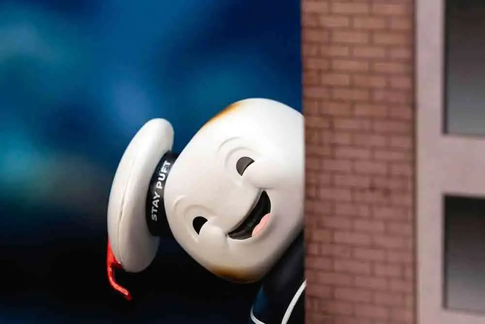 GHOSTBUSTERS ECTO 1 & STAY PUFT DIORAMA NANO SCENE