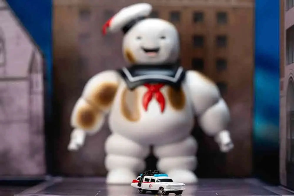 GHOSTBUSTERS ECTO 1 & STAY PUFT DIORAMA NANO SCENE