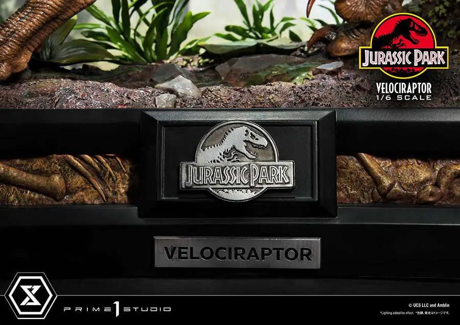 JURASSIC PARK VELOCIRAPTOR ATTACK STATUE