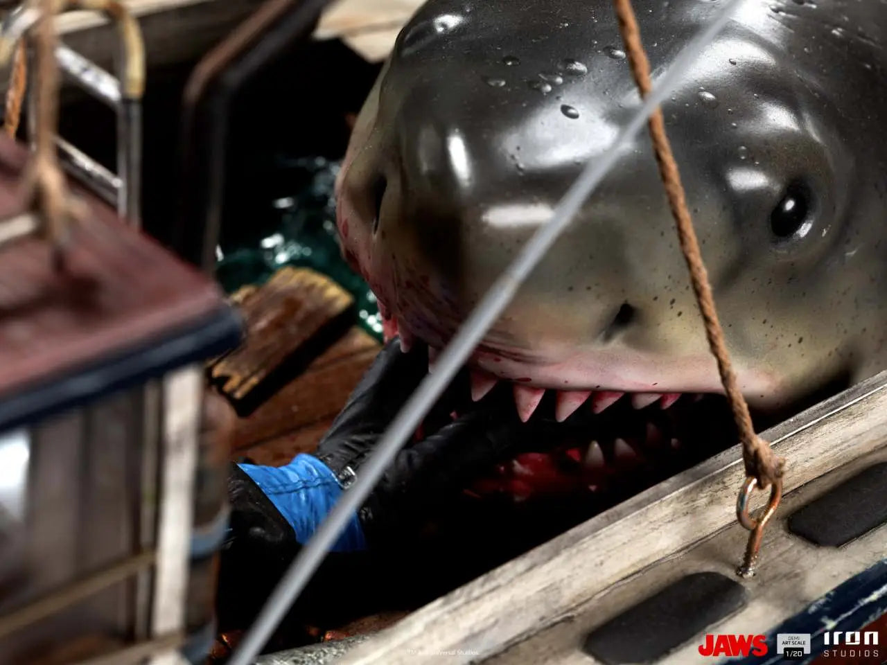 JAWS ATTACK DEMI ART 1/20 STATUE