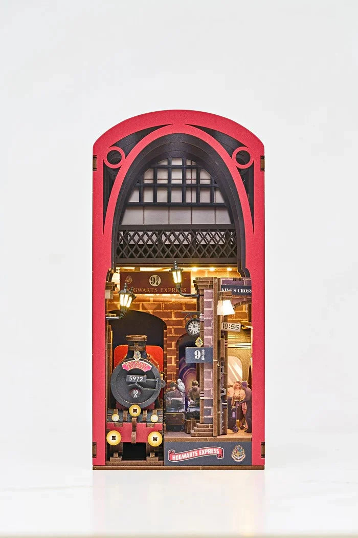 HARRY POTTER - BOOK NOOK KIT - Hogwarts Express - 238pc + LED Light
