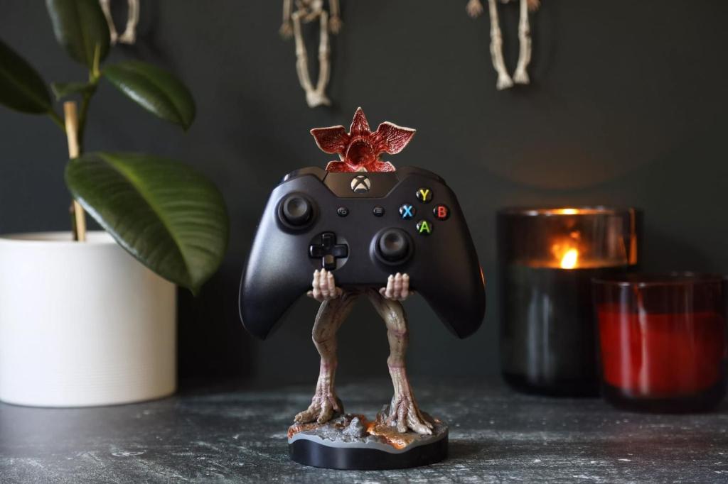 STRANGER THINGS-Demogorgon - Figure 20 cm- Controller & Phone Support