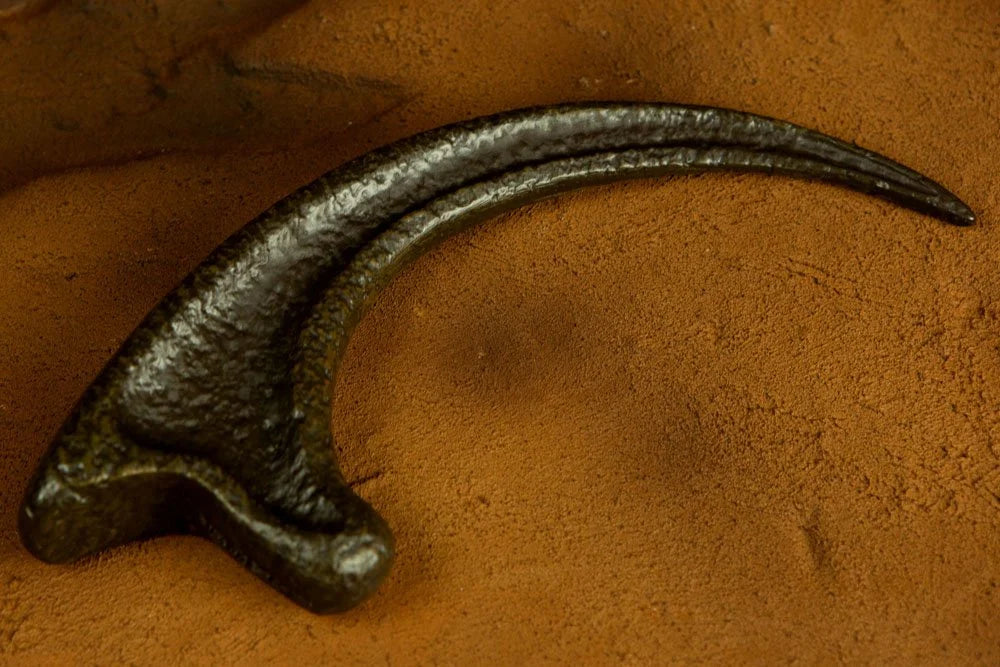 JURASSIC PARK - Raptor Claw Replica '19x14x2.8cm'