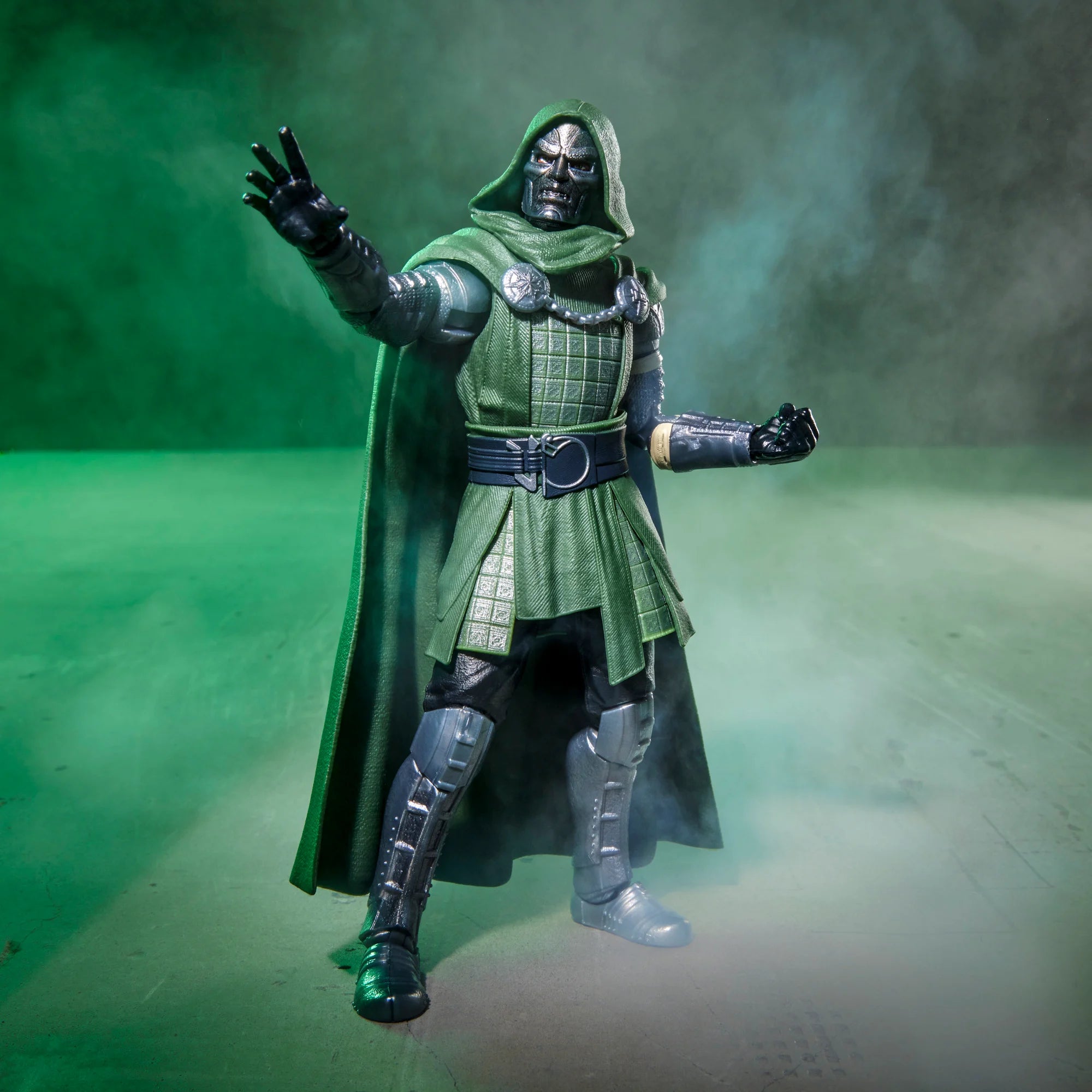 AVENGERS DOOMSDAY - Doctor Doom - Figure Legend Series 15cm