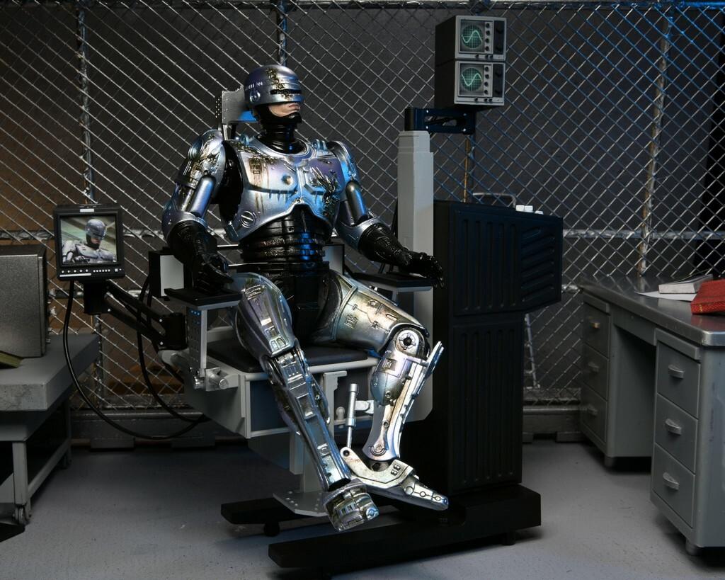 ULTIMATE ROBOCOP - Battle Damaged w/Chair - Action Figure 20cm