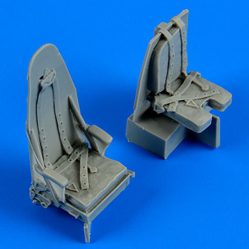 Mosquito Mk.IV seats w.safety belts f.Ta