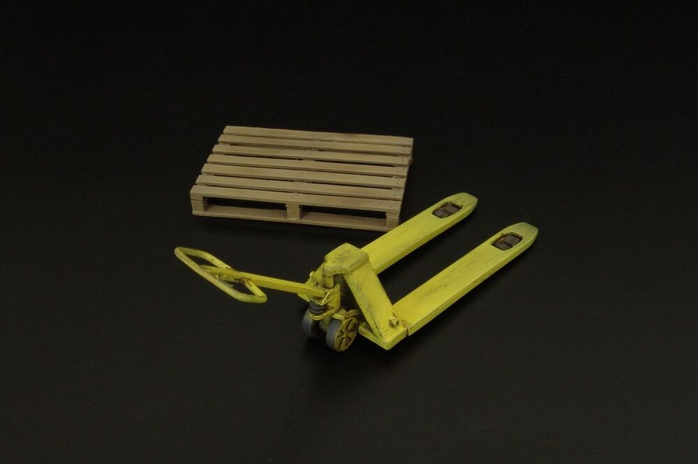 Pallet truck w- palette