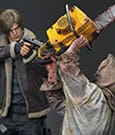 Resident Evil 4 Ultimate Premium Masterline Series Statue 1/4 Leon S. Kennedy vs. Chainsaw Villager 76 cm