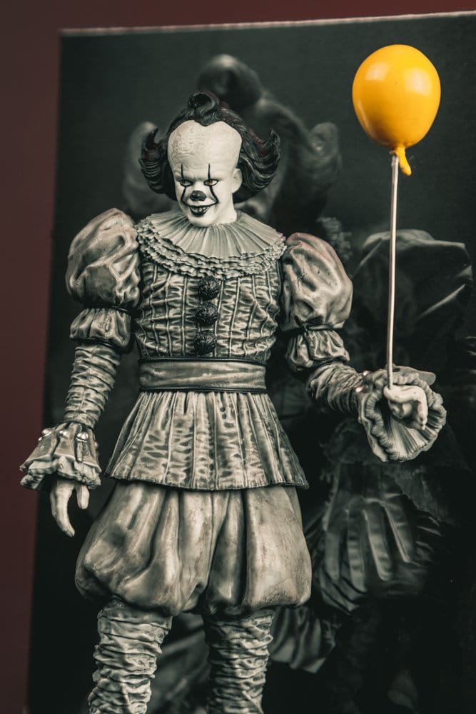 It Welcome to Derry Movie Maniacs Figure Pennywise (Black & White) 16 cm