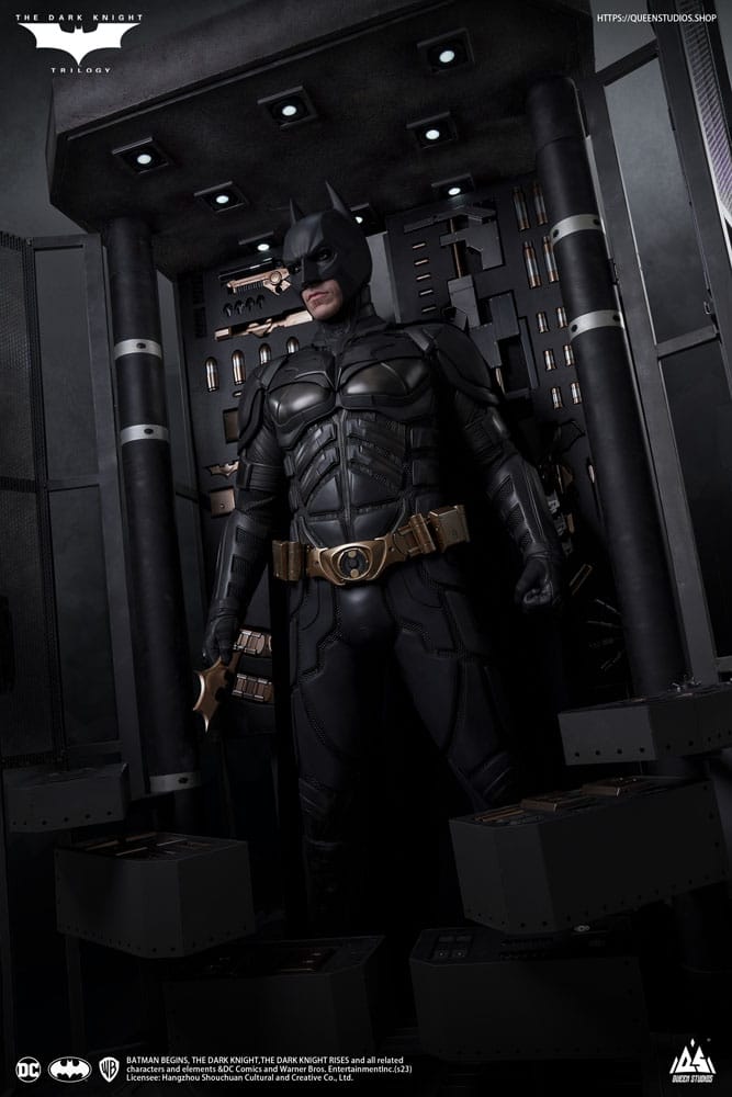 Die lebensgroße Statue des Dunklen Ritters Batman Ultimate Edition 207 cm