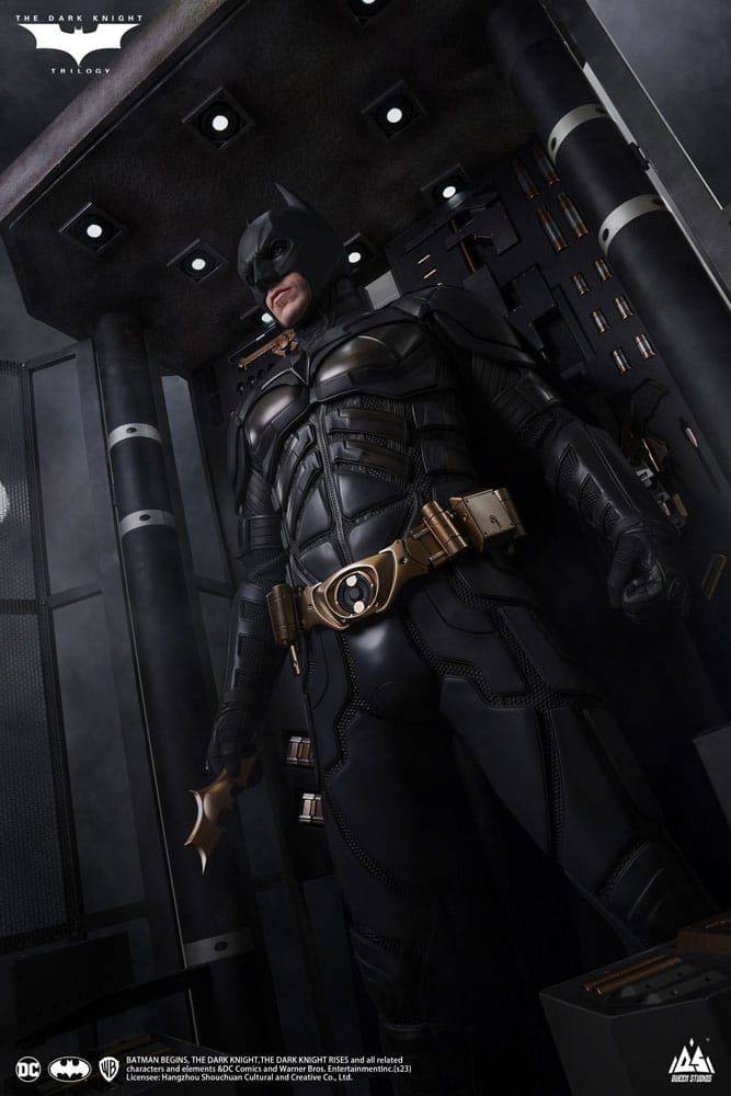 Die lebensgroße Statue des Dunklen Ritters Batman Ultimate Edition 207 cm