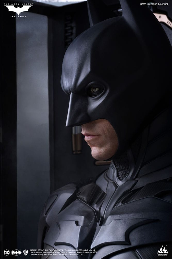 Die lebensgroße Statue des Dunklen Ritters Batman Ultimate Edition 207 cm