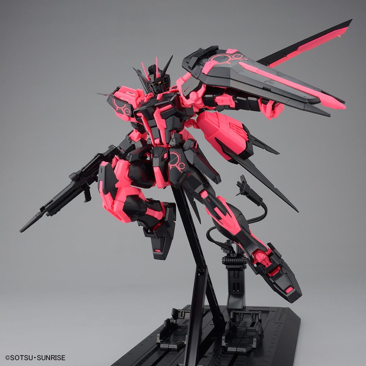 MG 1/100 Aile Strike Gundam Ver.RM [Recirculation Color/Neon Pink]